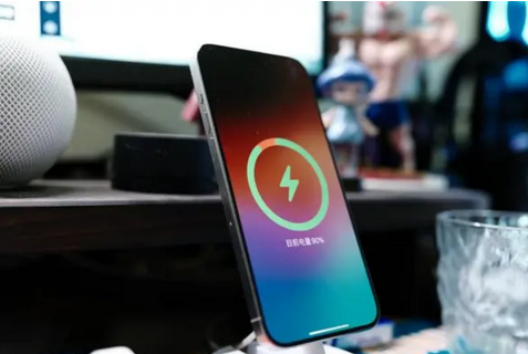 群英乡苹果15换屏服务分享用什么充电器给iPhone15充电更好 